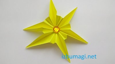 Яркий бумажный цветок из модулей