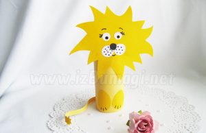 Lvíček z barevného papíru rukama