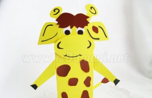 Jerapah terbuat dari kertas berwarna