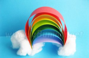 Дъга с облаци от цветна хартия
