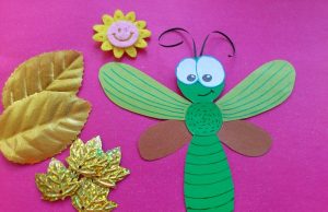 Divertida libélula de papel de colores