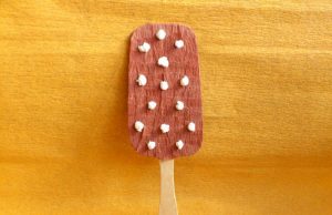 Orang Eskimo di atas tongkat kertas bergelombang