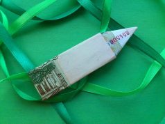 قلم رصاص مصنوع من ورقة