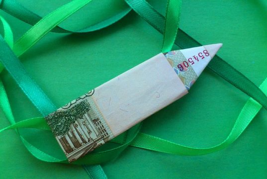 قلم رصاص مصنوع من ورقة