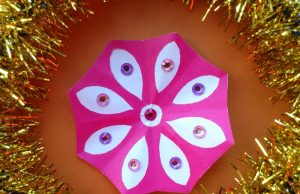 Двуцветна снежинка от бяла и розова хартия
