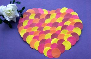 Занаяти за Деня на влюбените - апликиране на сърце от хартиени кръгове