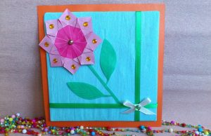 Поздравительная открытка из бумаги, декорированная цветком из модулей