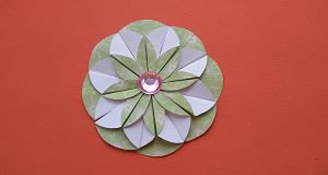Красивый цветок из бумажных модулей