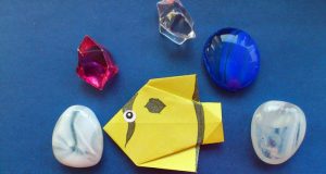 Яскрава жовта рибка орігамі