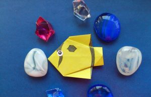 Leuchtend gelber Origami-Fisch