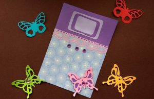 Zarte Grußkarte mit den eigenen Händen