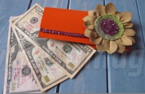 Krásná obálka s květinou z papíru