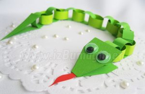 Змія з кольорового паперу