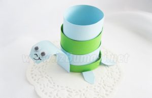 Una tartaruga di carta colorata