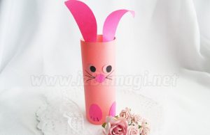 Coniglietto di carta colorata