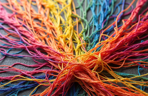 Рисование нитками: техника ниткографии Абстрактная живопись нитками с использованием разноцветных нитей на холсте