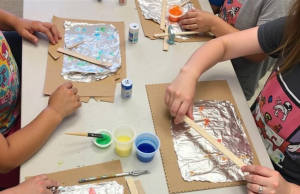 Gravação em folha: o mundo mágico da estampagem de metal para crianças Processo de gravação em folha