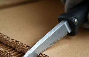 🎨 Cara memotong karton secara lurus: alat dan teknik untuk mendapatkan tepi yang sempurna Pisau karton profesional dengan mata pisau bergerigi memotong karton bergelombang yang tebal