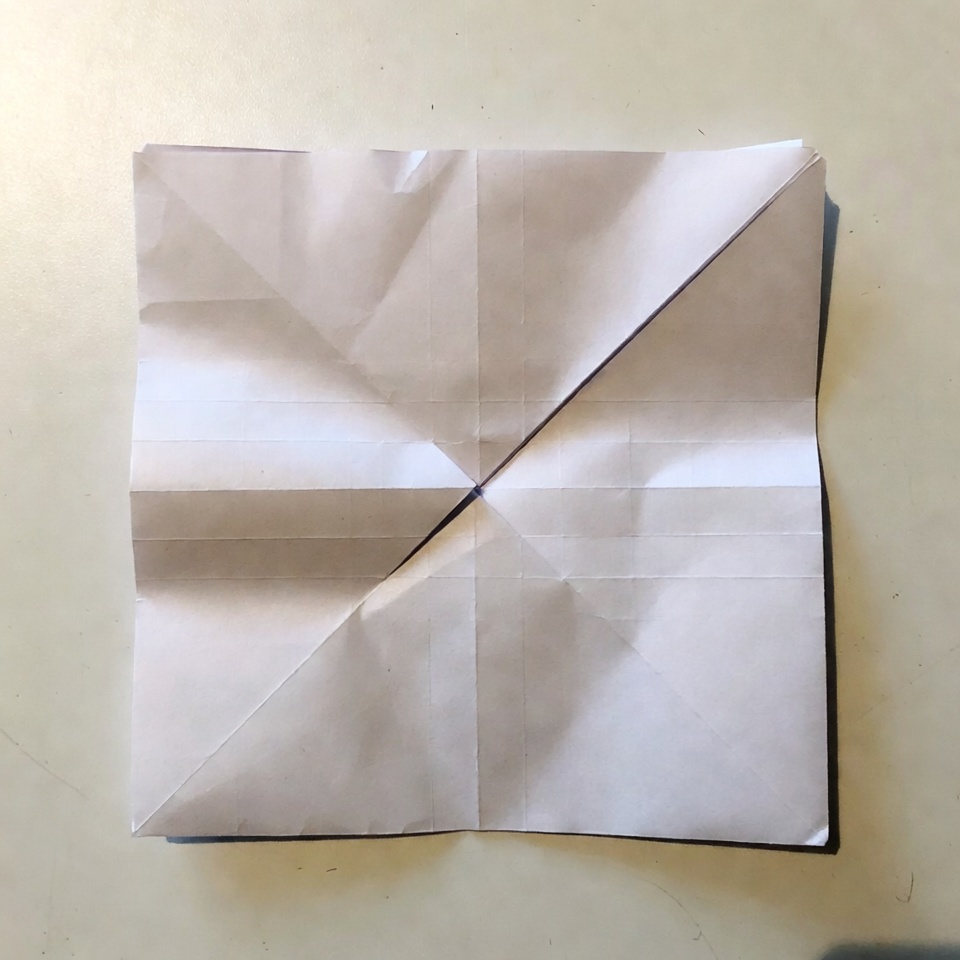Базовая заготовка для оригами-розы с намеченной сеткой сгибов.