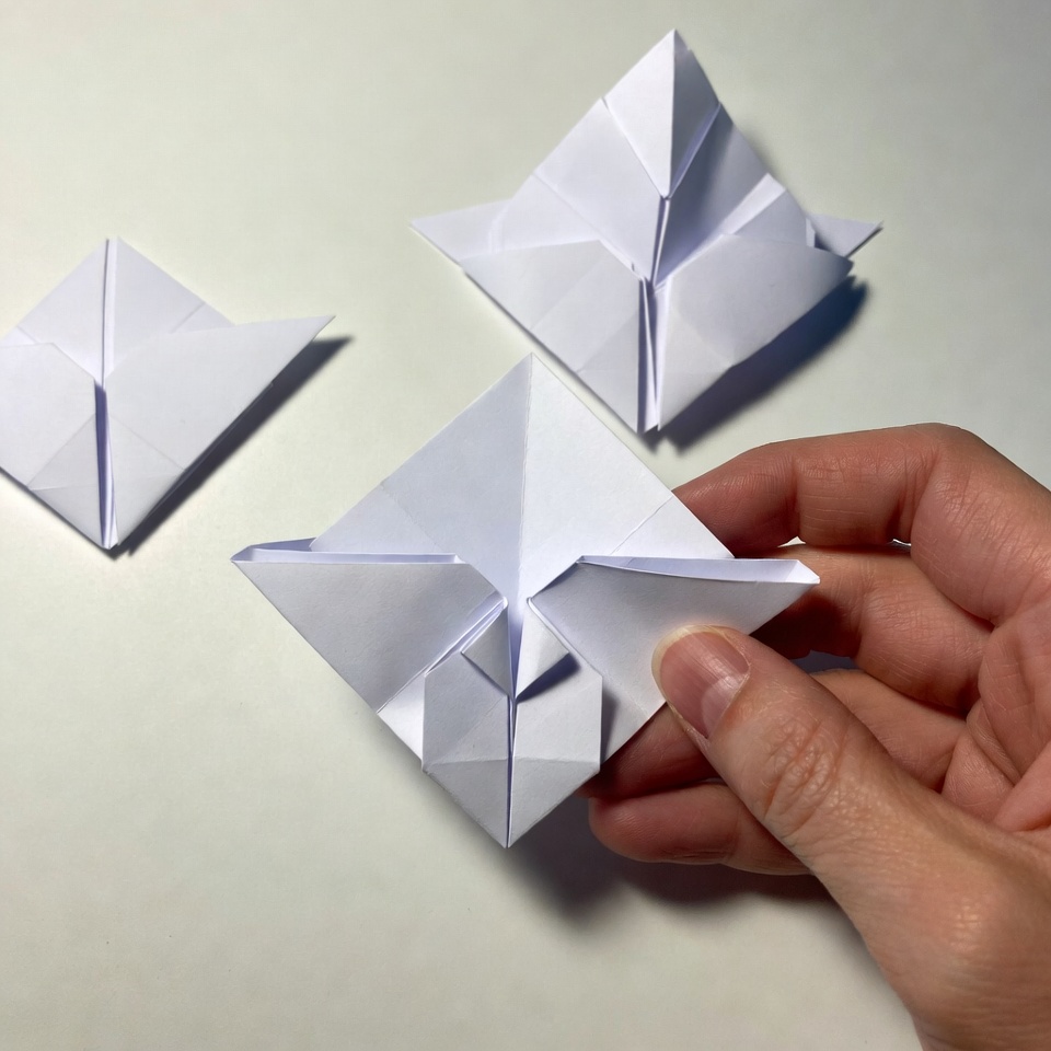 Процесс формирования лепестков у заготовки для бумажной розы.