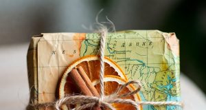 ♻️ Эко-поделки из переработанной бумаги: 5 трендовых идей для 2026 года Подарок в экологичной упаковке из старой карты и натуральных материалов, сделанной своими руками.