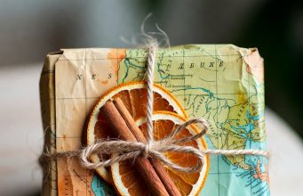 ♻️ Эко-поделки из переработанной бумаги: 5 трендовых идей для 2026 года Подарок в экологичной упаковке из старой карты и натуральных материалов, сделанной своими руками.