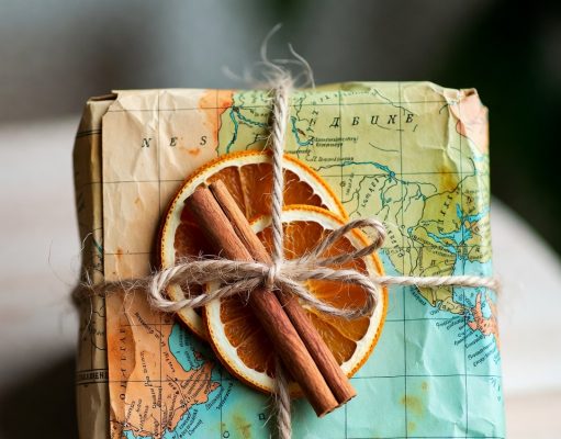 ♻️ Эко-поделки из переработанной бумаги: 5 трендовых идей для 2026 года Подарок в экологичной упаковке из старой карты и натуральных материалов, сделанной своими руками.