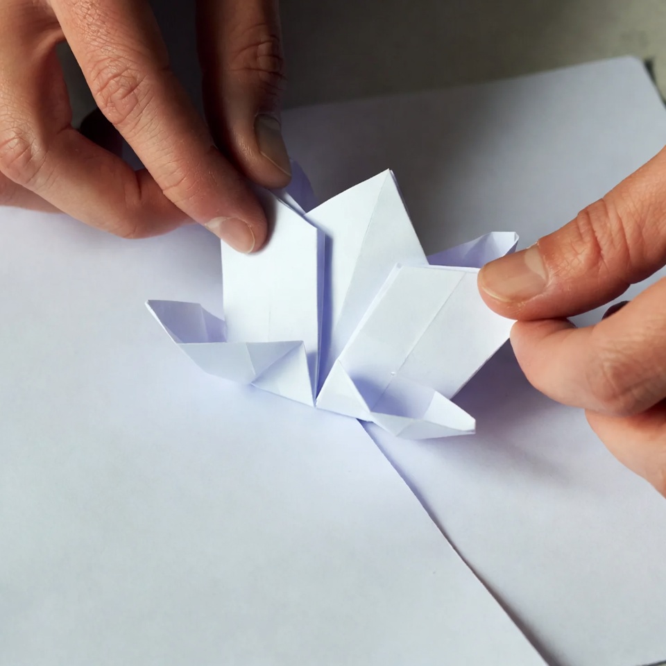 Формирование первого яруса лепестков у бумажного лотоса.