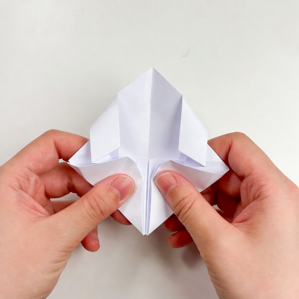 Промежуточный этап складывания оригами-розы, формирование кармашков.