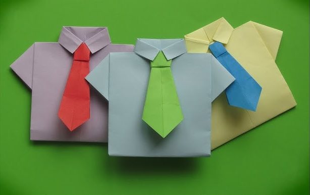 Düzgün bir kravat ile farklı renkli kağıttan yapılmış zarif gömlek zarfı