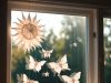 🌞 Оригами для окон: Летние декорации 2026, чтобы впустить солнце и бабочек в дом Готовая оконная композиция из бумажного солнца и бабочек, создающая динамичный световой рисунок в комнате.