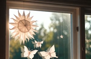 🌞 Оригами за прозорци: 2026 летни декорации, с които да пуснете слънцето и пеперудите в дома си Готова композиция за прозорец от хартиено слънце и пеперуди, която създава динамичен светлинен модел в стаята.