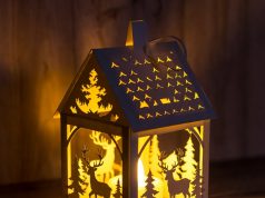 🪔 Бумажный светильник своими руками: 3 атмосферные модели для уютного дома Ажурный ночник-домик из картона с зимним лесным пейзажем, освещающий комнату уютным светом.