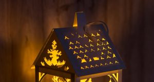 🪔 Бумажный светильник своими руками: 3 атмосферные модели для уютного дома Ажурный ночник-домик из картона с зимним лесным пейзажем, освещающий комнату уютным светом.