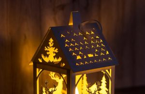 🪔 Бумажный светильник своими руками: 3 атмосферные модели для уютного дома Ажурный ночник-домик из картона с зимним лесным пейзажем, освещающий комнату уютным светом.