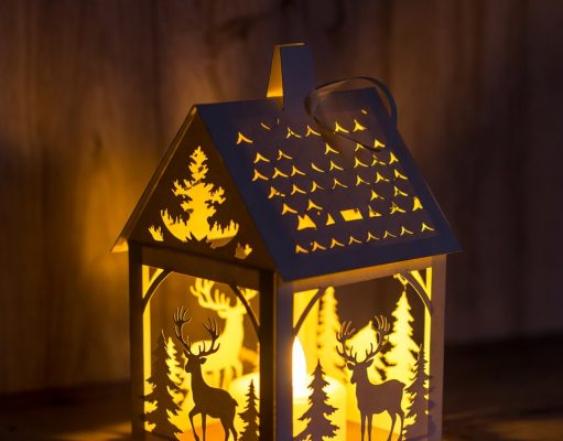 🪔 Бумажный светильник своими руками: 3 атмосферные модели для уютного дома Ажурный ночник-домик из картона с зимним лесным пейзажем, освещающий комнату уютным светом.