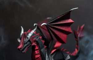 🐉 Origami-Drache: Ein episches Modell für echte Fantasy-Fans Endgültige Arbeit: ein realistischer Origami-Drache in einer Fantasiekomposition mit detaillierter Dekoration.