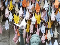 🌏. Культурное Значение Оригами в Разных Странах Мира: От Символа Мира до Инструмента Терапии Символ мира: гирлянда из оригами-журавликов у памятника Садако Сасаки в Хиросиме.