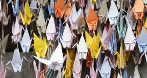 🌏. Культурное Значение Оригами в Разных Странах Мира: От Символа Мира до Инструмента Терапии Символ мира: гирлянда из оригами-журавликов у памятника Садако Сасаки в Хиросиме.