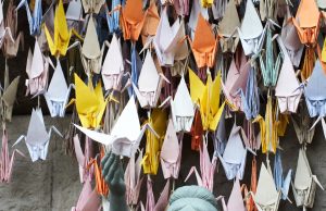 🌏. Культурное Значение Оригами в Разных Странах Мира: От Символа Мира до Инструмента Терапии Символ мира: гирлянда из оригами-журавликов у памятника Садако Сасаки в Хиросиме.