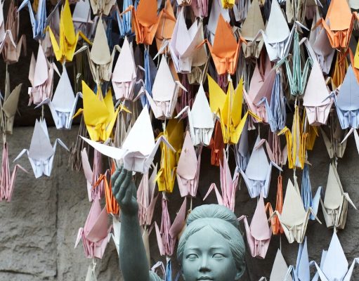 🌏. Культурное Значение Оригами в Разных Странах Мира: От Символа Мира до Инструмента Терапии Символ мира: гирлянда из оригами-журавликов у памятника Садако Сасаки в Хиросиме.